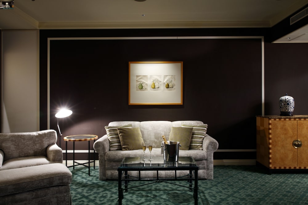 クラシカルデラックス (56平米/ダブルベッド×2台) 禁煙 リビング エリア0 | ホテルアラマンダ青山