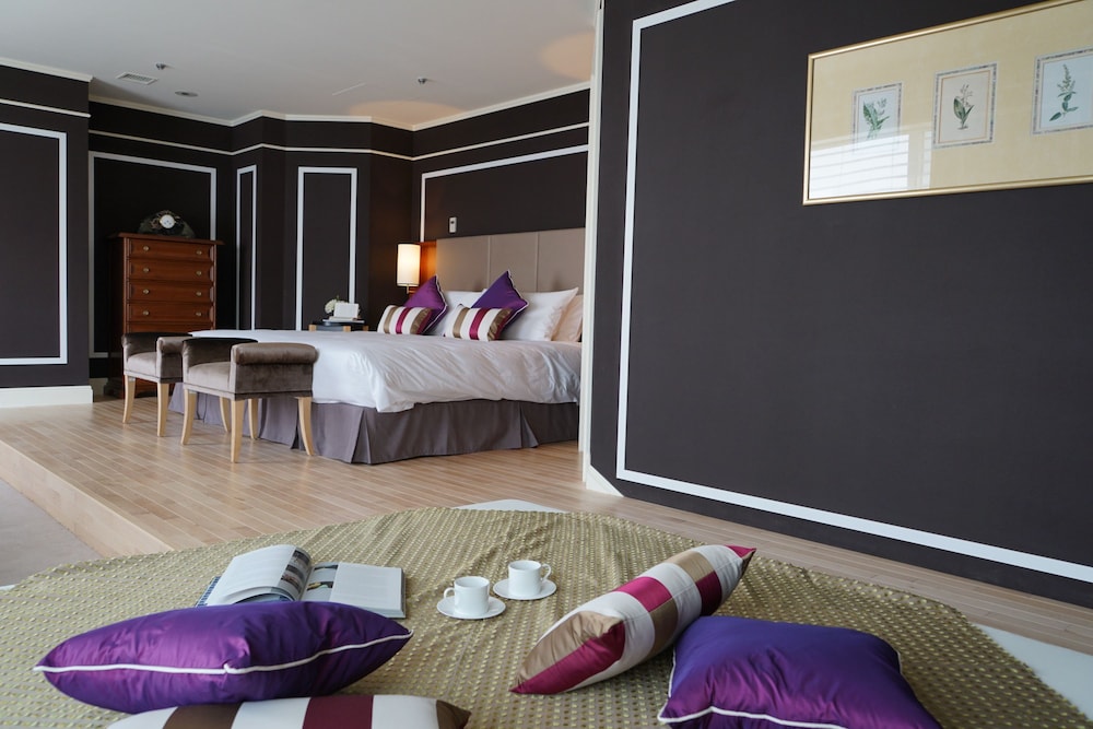 ロイヤルスイート クラブラウンジアクセス付き (142平米 / ワイドキングベッド) 禁煙 客室1 | ホテルアラマンダ青山