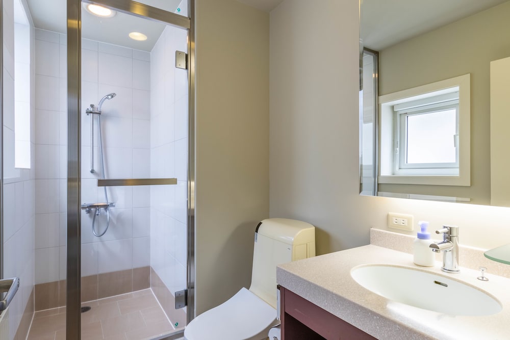 アパートメント 2 ベッドルーム マウンテンビュー (Upstairs) バスルームのシャワー0 | フレッシュ パウダー アコモデーション