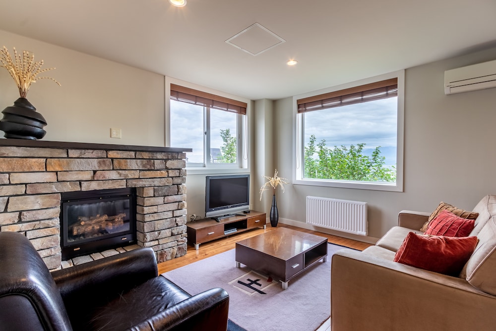 アパートメント 2 ベッドルーム マウンテンビュー (Upstairs) リビングルーム0 | フレッシュ パウダー アコモデーション