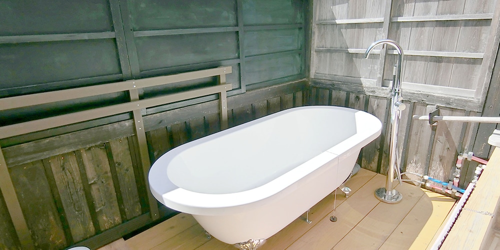 ツインルーム　露天風呂付　201 バスルーム0 | 民宿 inn しらはま 駅の宿