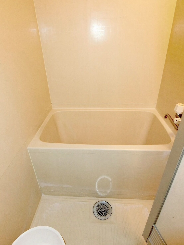 エコノミー　ツインルーム　101 バスルーム1 | 民宿 inn しらはま 駅の宿