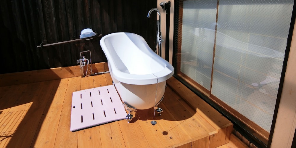 和室 4人部屋 露天風呂付 202 バスルーム1 | 民宿 inn しらはま 駅の宿