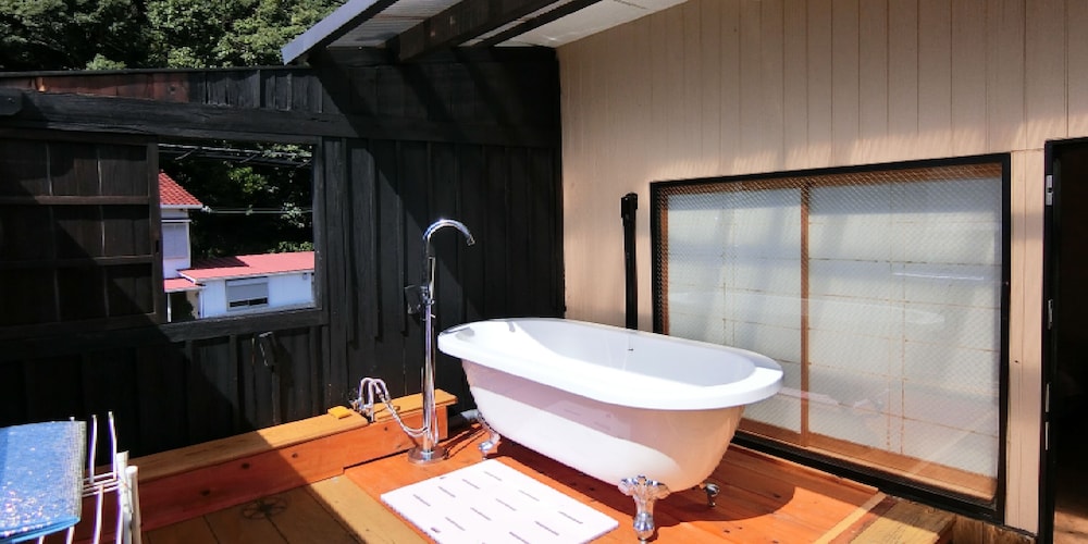 ツインルーム　露天風呂付　201 バスルーム1 | 民宿 inn しらはま 駅の宿