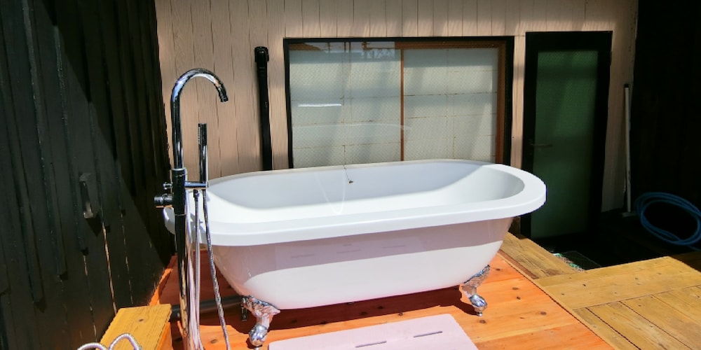 ツインルーム　露天風呂付　201 バスルーム2 | 民宿 inn しらはま 駅の宿