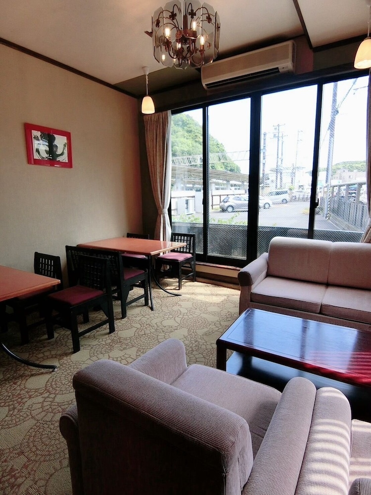 フロント1 | 民宿 inn しらはま 駅の宿