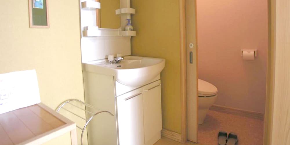 エコノミー　ツインルーム　101 バスルーム0 | 民宿 inn しらはま 駅の宿