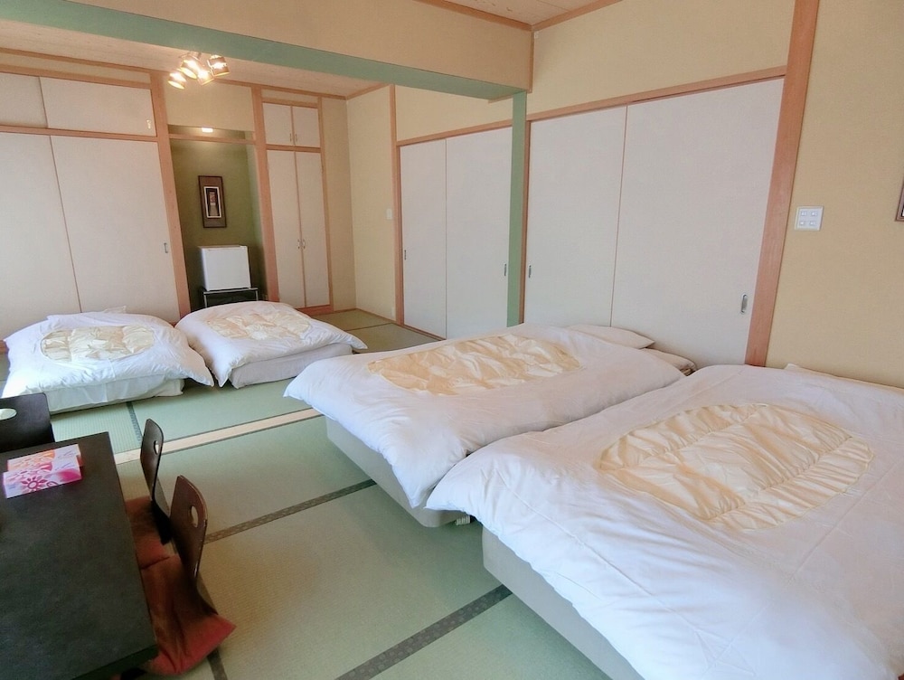 和室 4人部屋 露天風呂付 202 客室8 | 民宿 inn しらはま 駅の宿