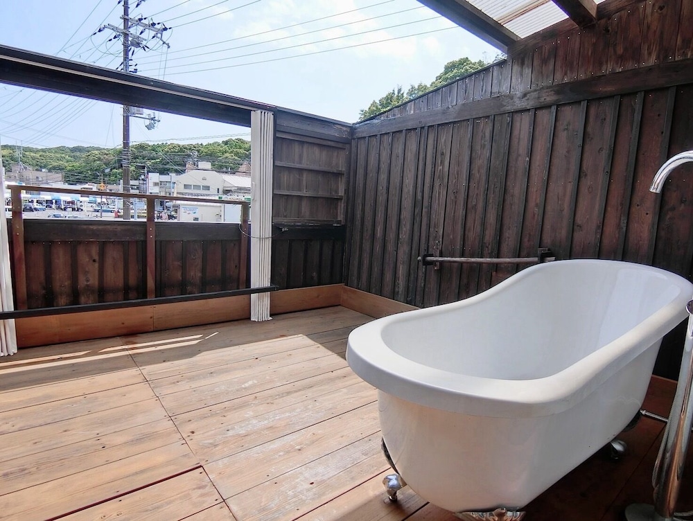 和室 4人部屋 露天風呂付 202 バスルーム8 | 民宿 inn しらはま 駅の宿