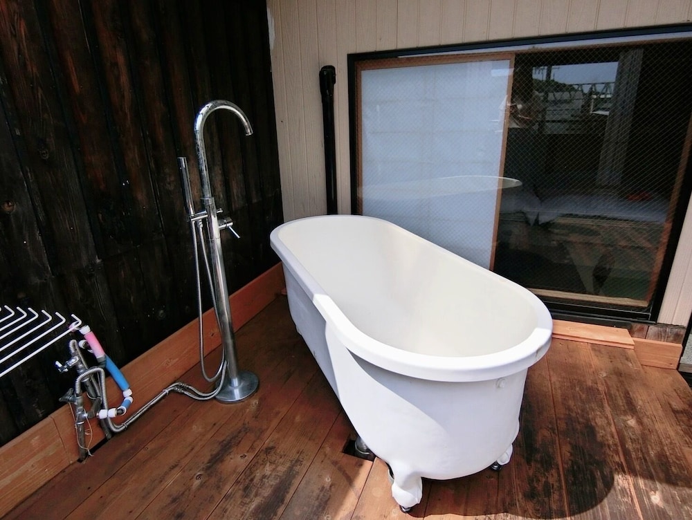 和室 4人部屋 露天風呂付 202 バスルーム7 | 民宿 inn しらはま 駅の宿