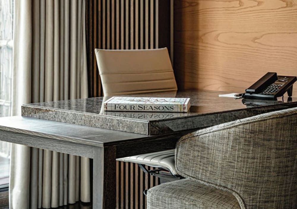 デラックスルーム（キング） リビング エリア0 | フォーシーズンズホテル京都