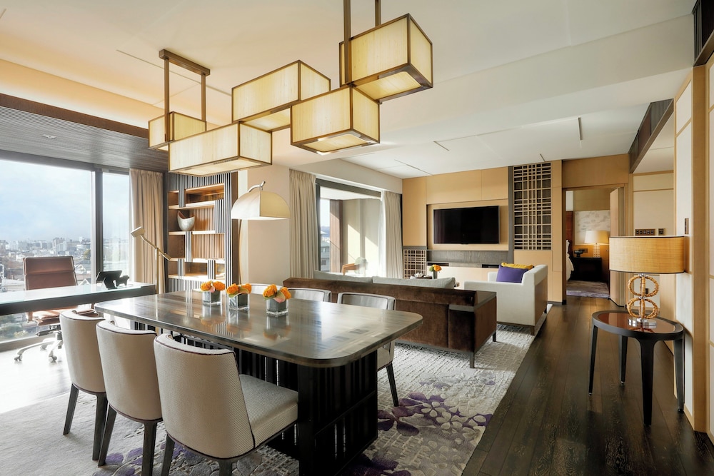 ルーム 2 ベッドルーム (Kyoto Residence) リビング エリア1 | フォーシーズンズホテル京都