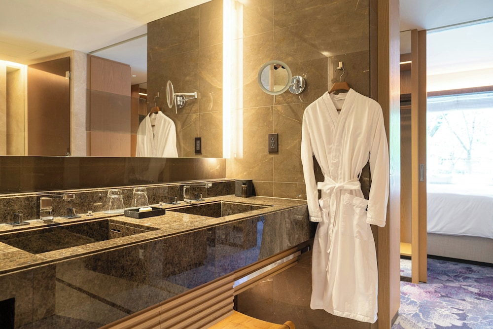 ルーム キングベッド 1 台 (Residence) バスルーム1 | フォーシーズンズホテル京都