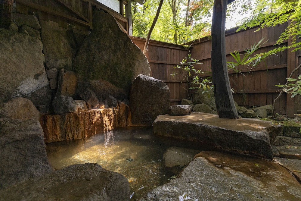 メゾネット 露天風呂付き バスルーム1 | 日田温泉琴平 旅籠かやうさぎ