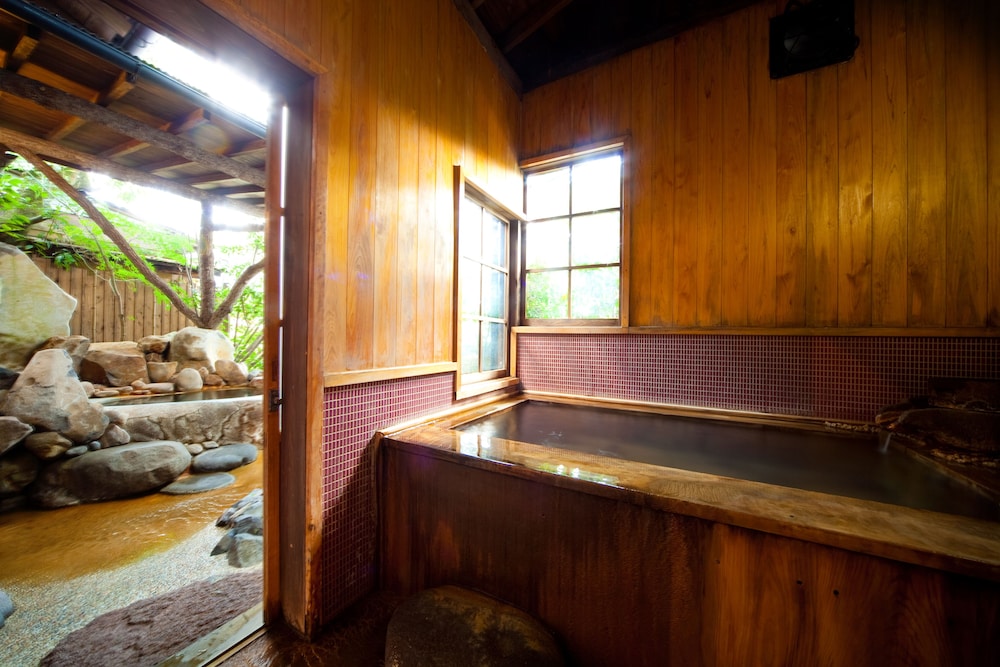 ハイクラス　露天風呂付き バスルーム1 | 日田温泉琴平 旅籠かやうさぎ