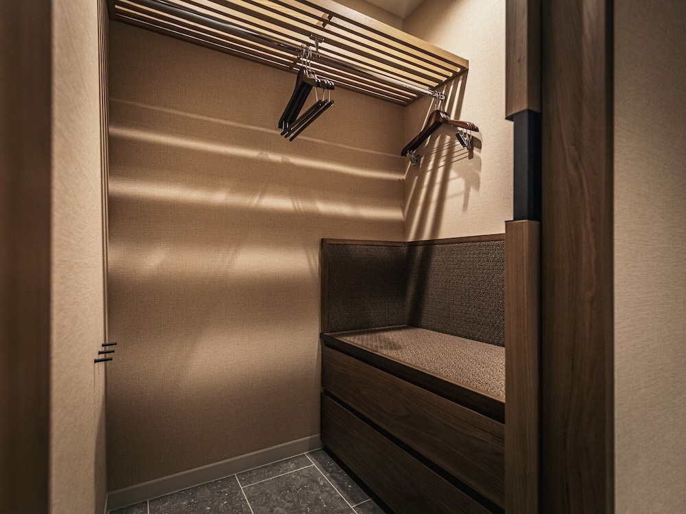 エグゼクティブ デラックス キング　スカイツリー側（大人3名用/ラウンジアクセス付） ワードローブ0 | 浅草ビューホテル