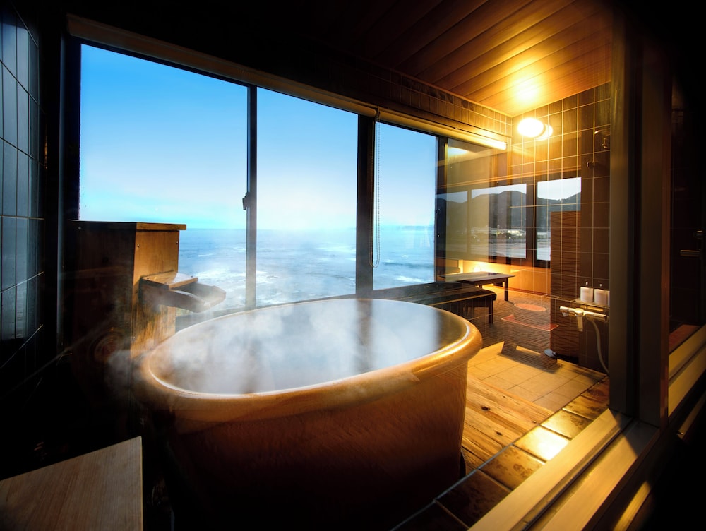 半露天風呂付洋室「楾」禁煙 バスルーム0 | 「浜辺の湯 浪漫の歌」宿 中屋