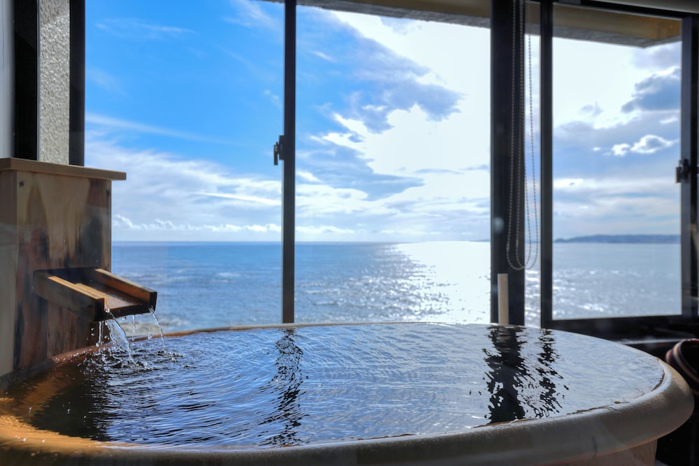 半露天風呂付洋室「楾」禁煙 ビーチ / オーシャン ビュー0 | 「浜辺の湯 浪漫の歌」宿 中屋