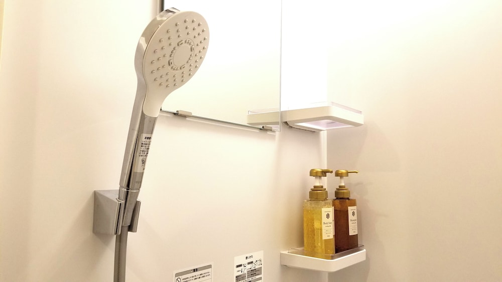 フローリングトリプルルーム禁煙 シャワーブースのみ/靴を脱いでご利用ください バスルーム0 | 高知サンライズホテル