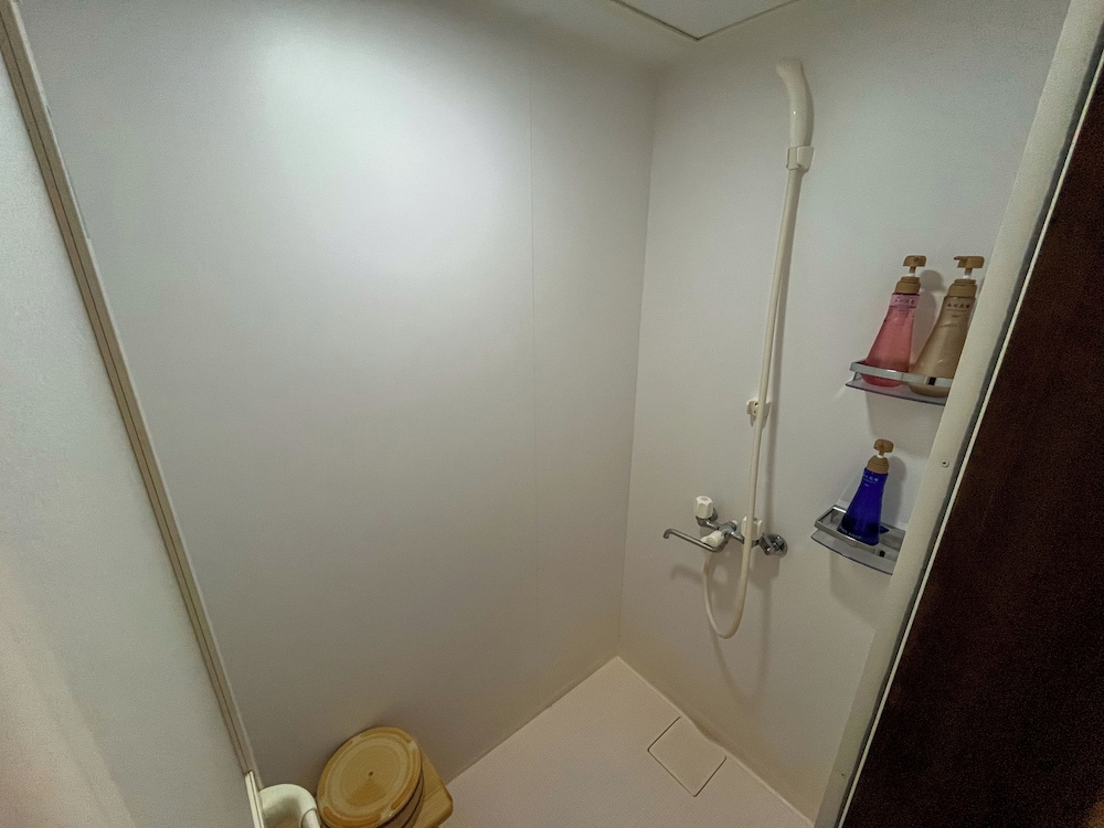 和室10畳 ツインベッドルーム バスルーム0 | もみぢ家本館 高雄山荘