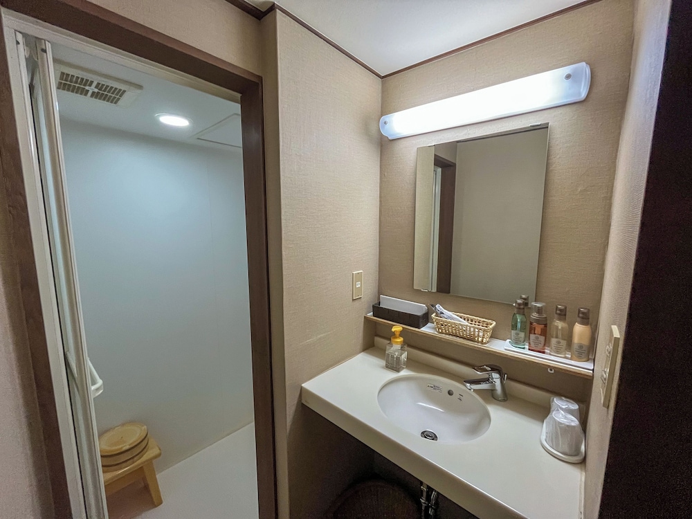 和室10畳 ツインベッドルーム バスルーム1 | もみぢ家本館 高雄山荘