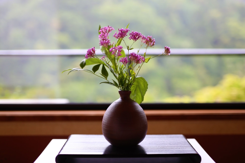 和室10畳 ツインベッドルーム 客室1 | もみぢ家本館 高雄山荘