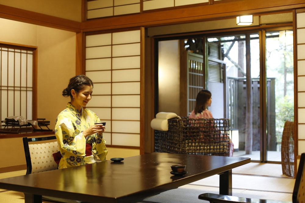 離れ『松風庵』温泉露天風呂付き12.5畳和室+ベッドルーム リビング エリア1 | 吉田屋山王閣