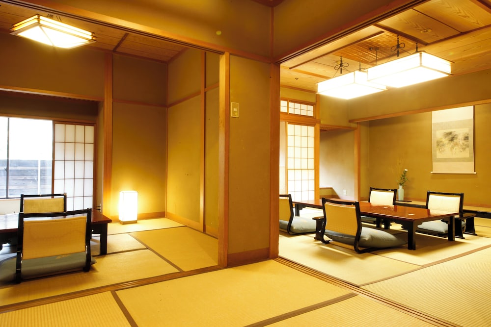 本館『準特別室』和室14.5畳+6畳+坪庭 | 吉田屋山王閣