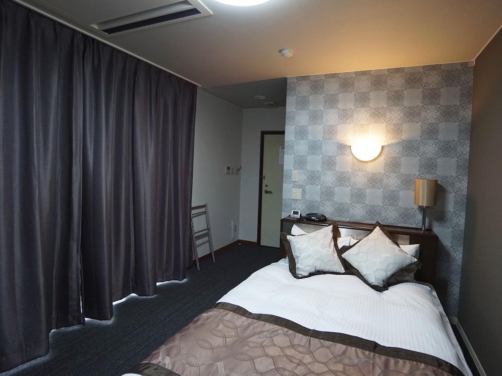 ダブルルーム ダブルベッド 1 台 禁煙 客室3 | ホテルエリアワン高知