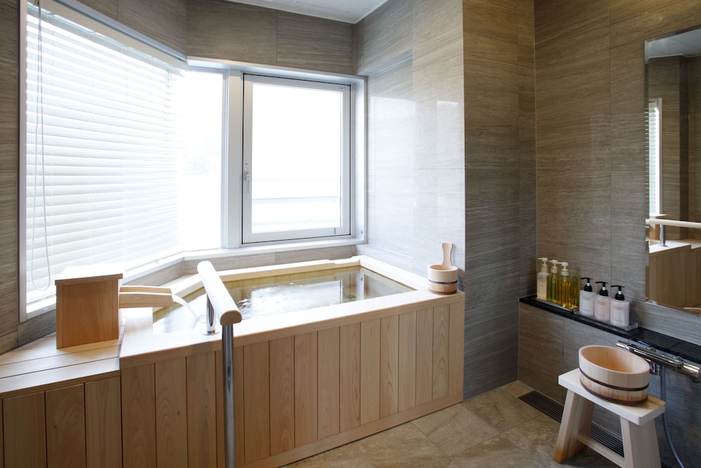 スーペリア ツインルーム 禁煙 スパ浴槽 バスルーム0 | 祝いの宿 登別グランドホテル