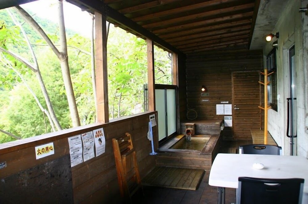 客室温泉露天風呂付コンドミニアム　（４名定員）　禁煙　山側 深めの浴槽0 | ウィンケルビレッジ