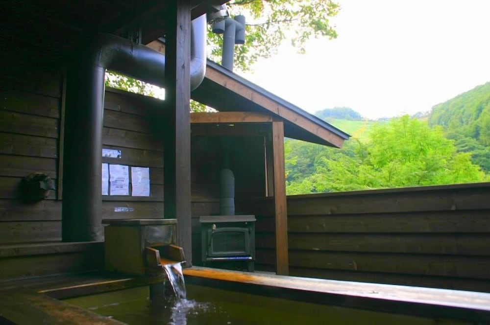 客室温泉露天風呂付コンドミニアム　（４名定員）　禁煙　山側 深めの浴槽1 | ウィンケルビレッジ