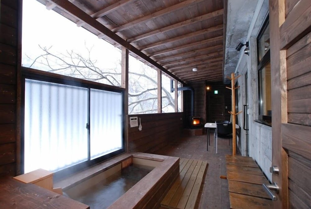 客室温泉露天風呂付コンドミニアム　（４名定員）　禁煙　山側 深めの浴槽2 | ウィンケルビレッジ