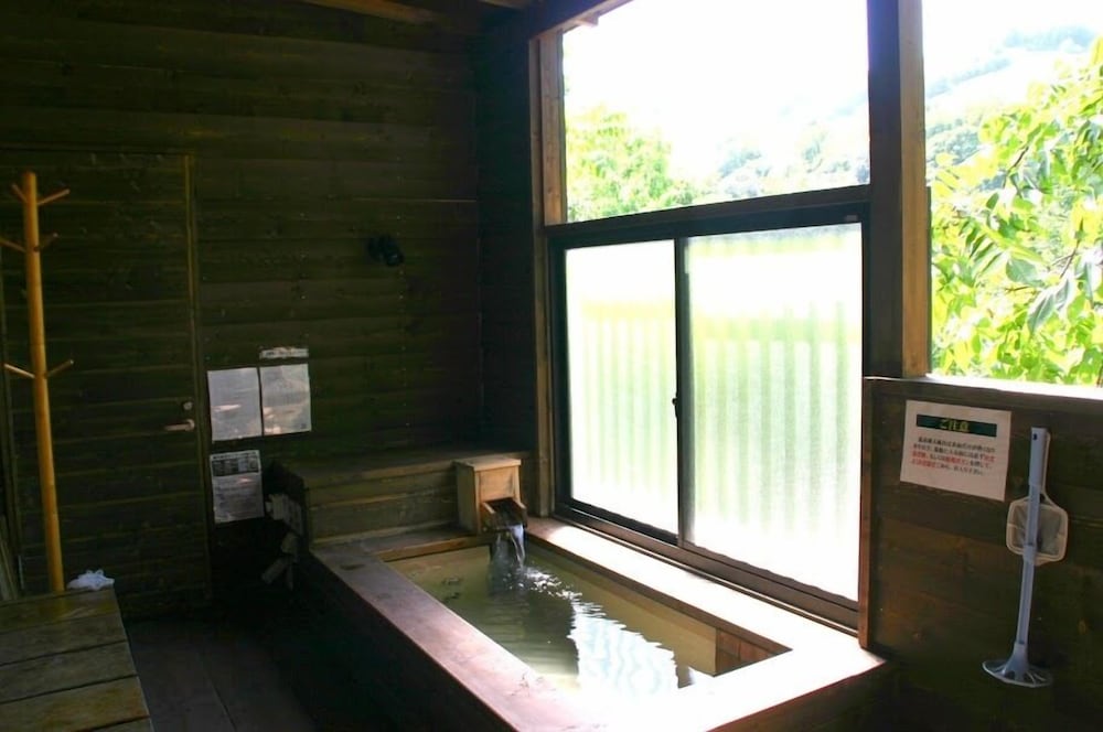 客室温泉露天風呂付コンドミニアム　（４名定員）　禁煙　山側 深めの浴槽3 | ウィンケルビレッジ