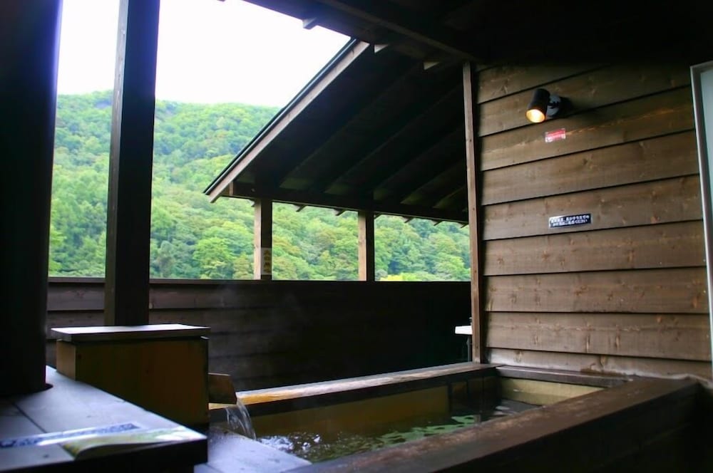 客室温泉露天風呂付コンドミニアム　（４名定員）　禁煙　山側 深めの浴槽4 | ウィンケルビレッジ