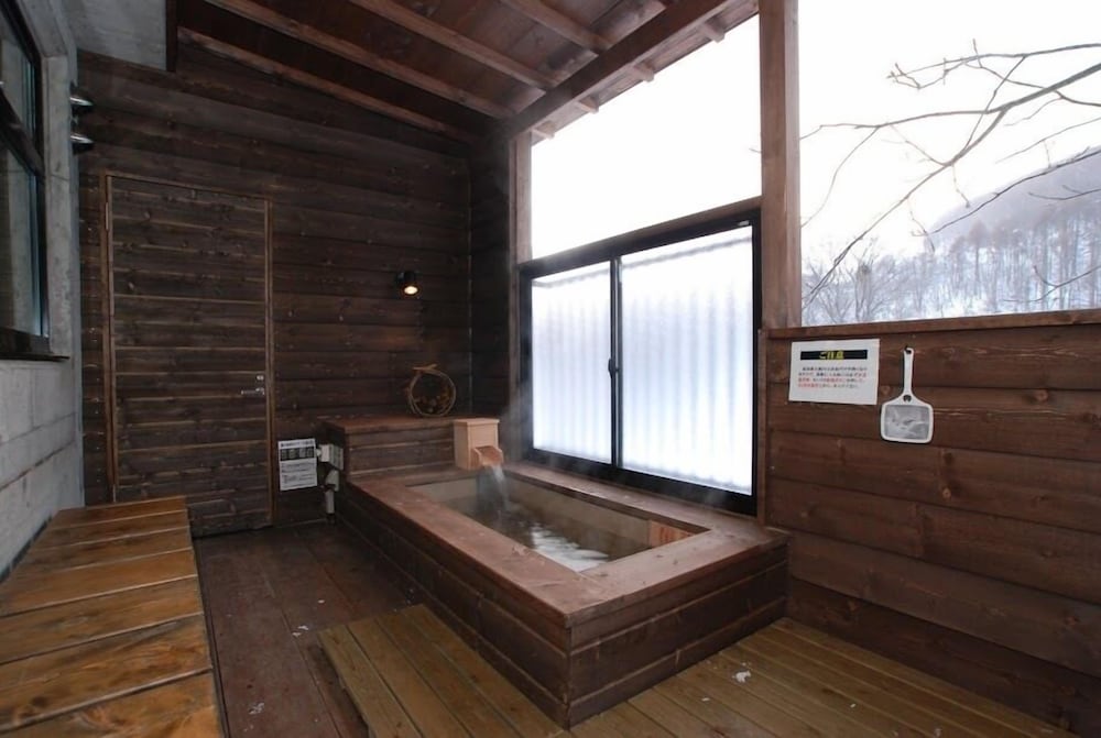 客室温泉露天風呂付コンドミニアム　（４名定員）　禁煙　山側 深めの浴槽5 | ウィンケルビレッジ