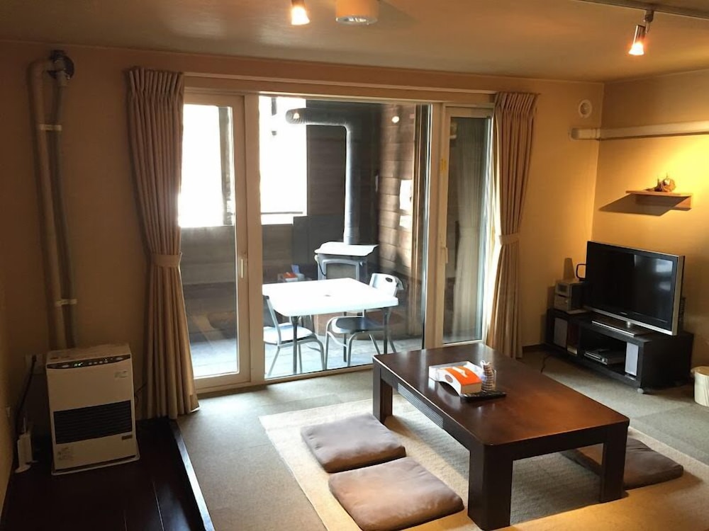 客室温泉露天風呂付コンドミニアム　（４名定員）　禁煙　山側 リビング エリア1 | ウィンケルビレッジ