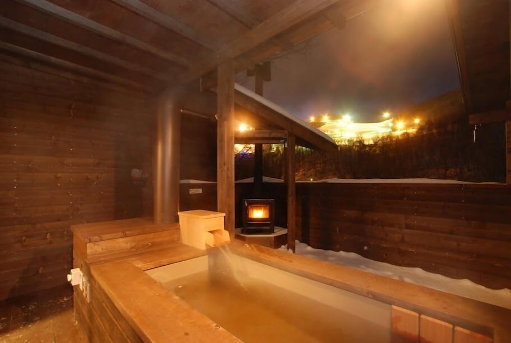 客室温泉露天風呂付コンドミニアム　（４名定員）　禁煙　山側 深めの浴槽7 | ウィンケルビレッジ