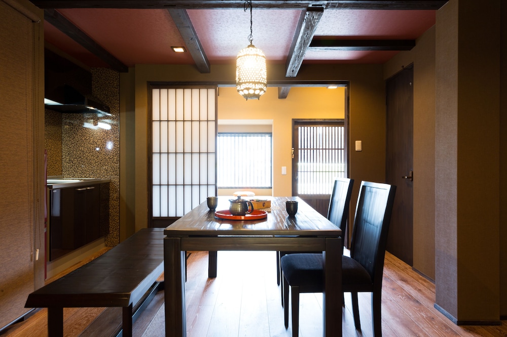 町家一棟まるまる貸切（チェックイン方法はEメールにてご案内） 客室内のダイニングエリア1 | 京と家 鴨川五条