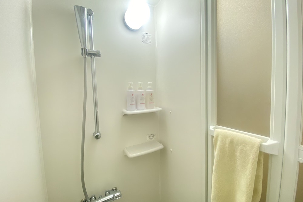 ポップルーム バスルームのシャワー1 | ワラビーハウス