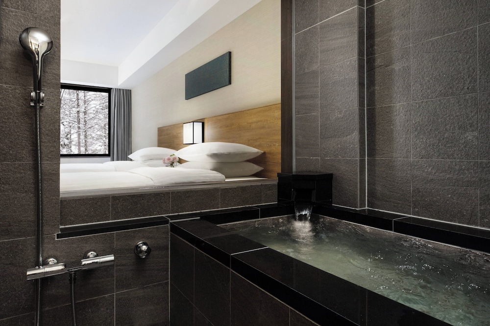 ルーム キングベッド 1 台 (Dog Friendly, With Hot-Spring Bath) 客室3 | コートヤード・バイ・マリオット 白馬