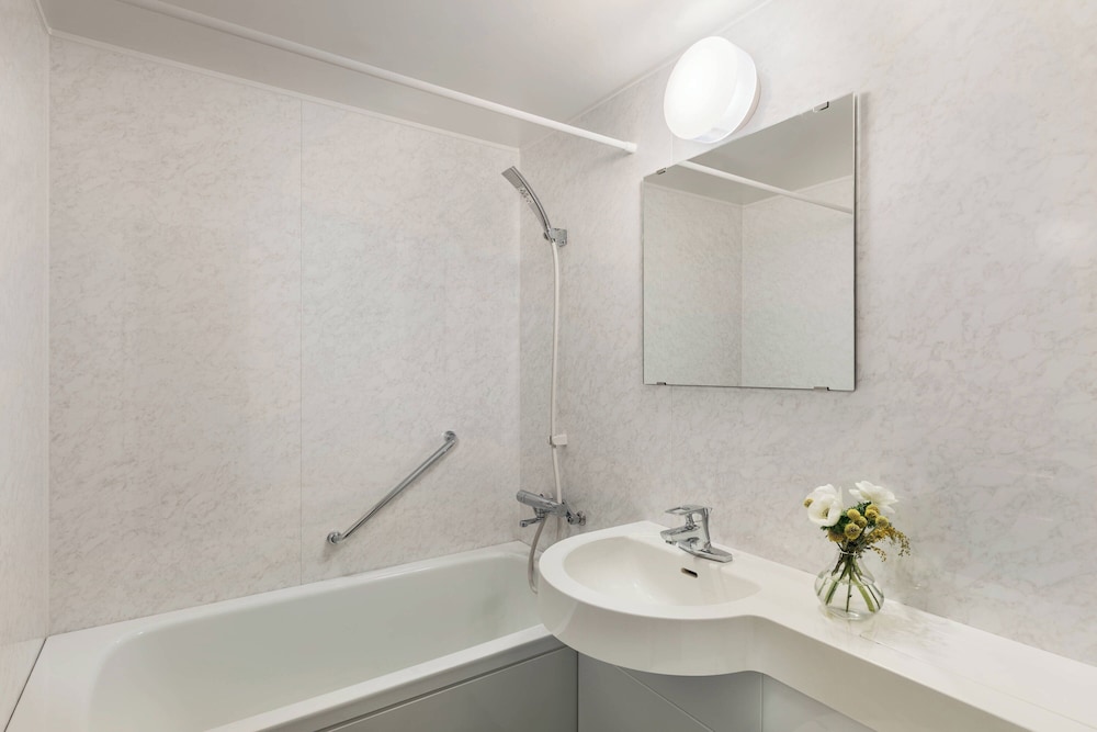 デラックス ルーム シングルベッド 2 台 (Japanese Western) バスルーム0 | コートヤード・バイ・マリオット 白馬