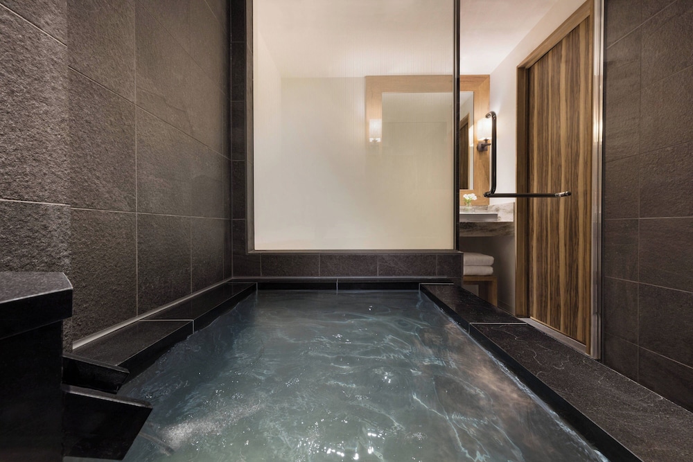 ルーム シングルベッド 2 台 (Dog Friendly, With Hot-Spring Bath) バスルーム1 | コートヤード・バイ・マリオット 白馬