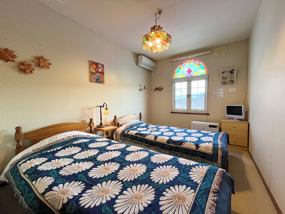 ツインルーム 禁煙 共用バスルーム 客室1 | ペンション & ギャラリー 菜摘実の里