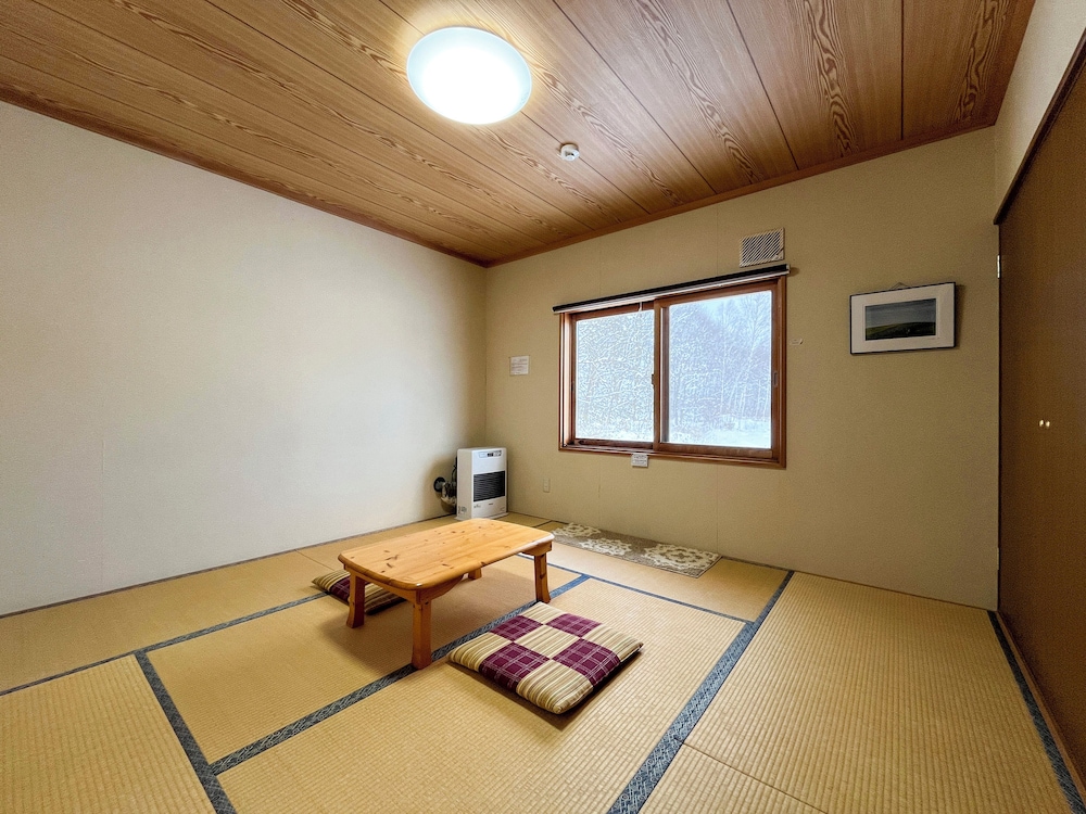 和風バンガロー 禁煙 専用バスルーム 客室3 | ペンション & ギャラリー 菜摘実の里