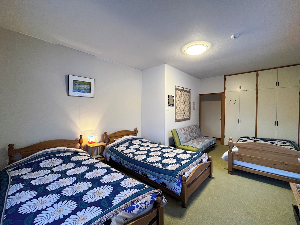 トリプルルーム 禁煙 共用バスルーム 客室1 | ペンション & ギャラリー 菜摘実の里