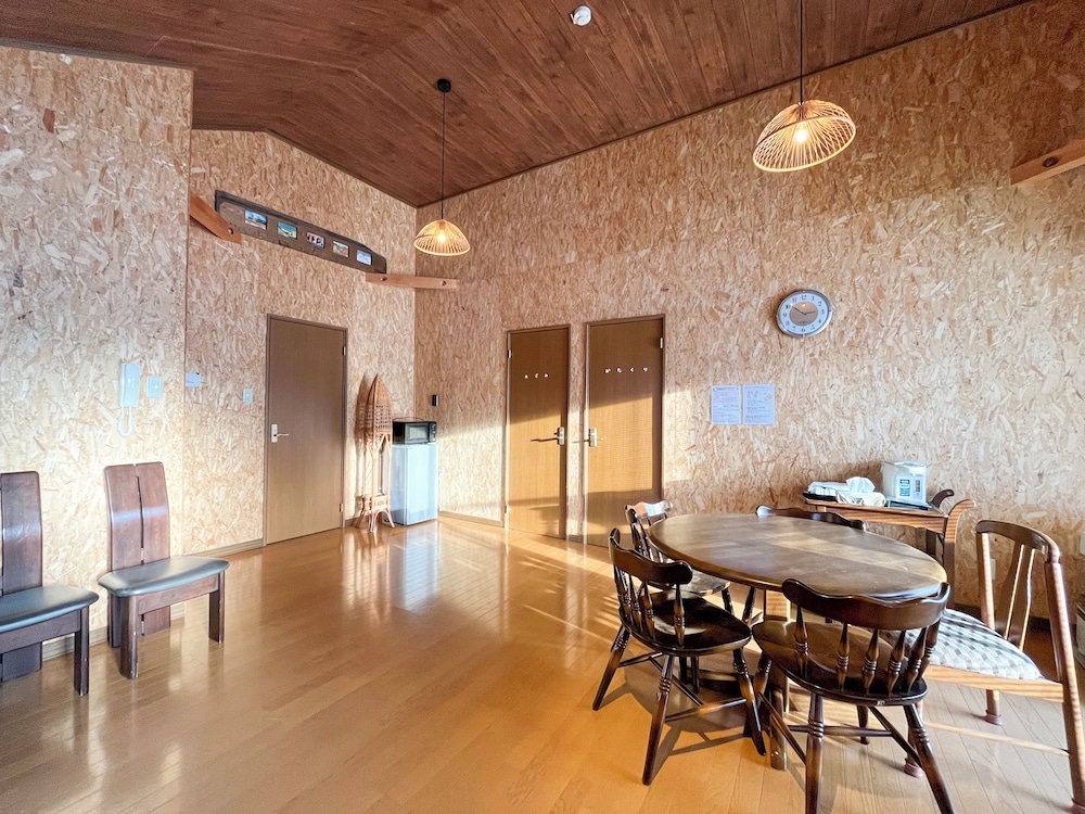 和風バンガロー 禁煙 専用バスルーム リビング エリア0 | ペンション & ギャラリー 菜摘実の里