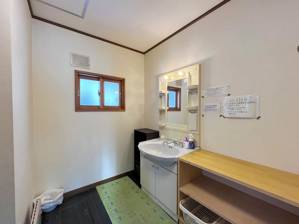 和風バンガロー 禁煙 専用バスルーム 客室2 | ペンション & ギャラリー 菜摘実の里