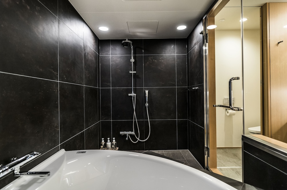 デラックス ツインルーム （1-3名様） (トリップアドバイザー2020受賞) 深めの浴槽0 | ヴィラ 三条室町・京都