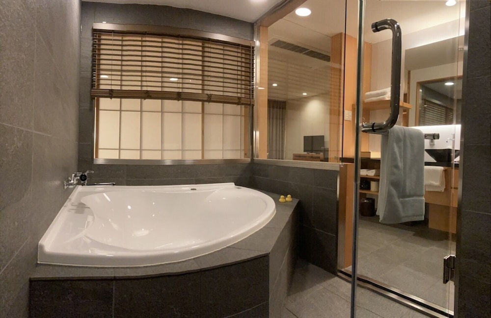 デラックス ダブルルーム クイーンベッド 1 台 禁煙 (トリップアドバイザー2020受賞) バスルーム2 | ヴィラ 三条室町・京都